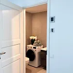 Brand New Centre Apartment, Free Parking Spot Apartment *