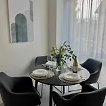 Brand New Centre Apartment, Free Parking Spot *