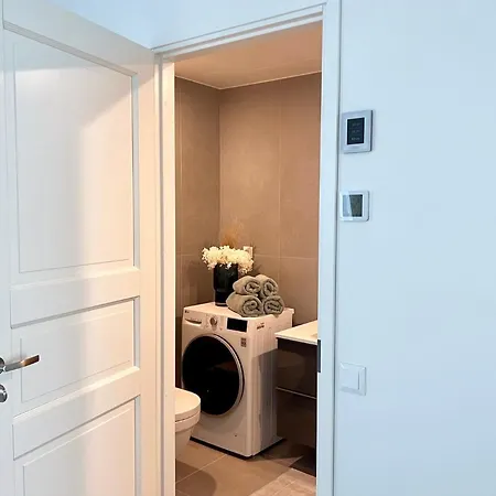 Brand New Centre Apartment, Free Parking Spot 아파트 *