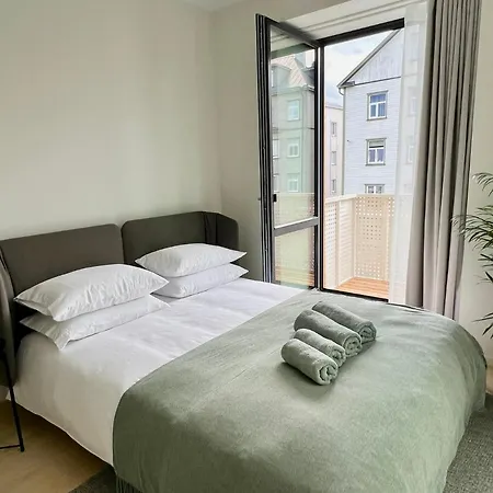 Brand New Centre Apartment, Free Parking Spot 아파트 *