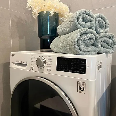 Brand New Centre Apartment, Free Parking Spot Apartament *