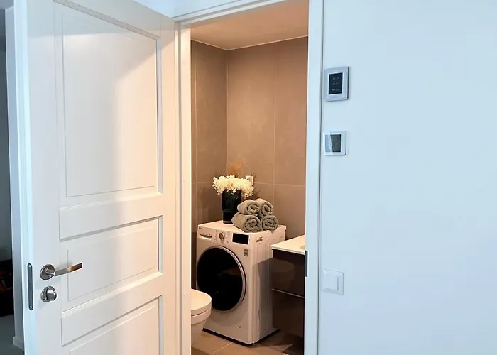 Brand New Centre Apartment, Free Parking Spot Apartament *