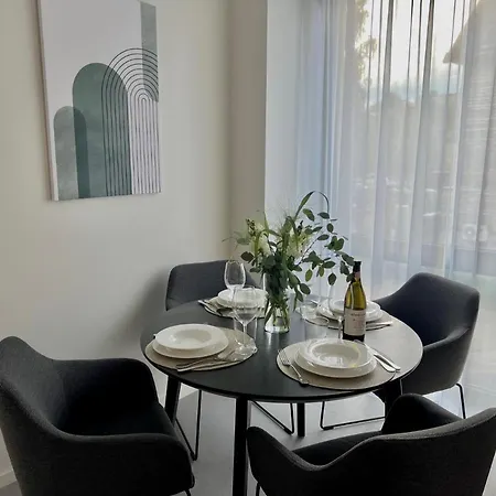 Brand New Centre Apartment, Free Parking Spot *